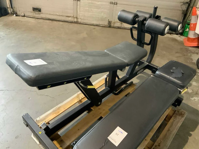 Technogym pure abdominal bench krachtstation - afbeelding 1 van  4