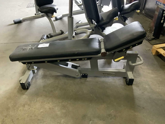 Technogym pure adjustable bench krachtstation - afbeelding 1 van  4