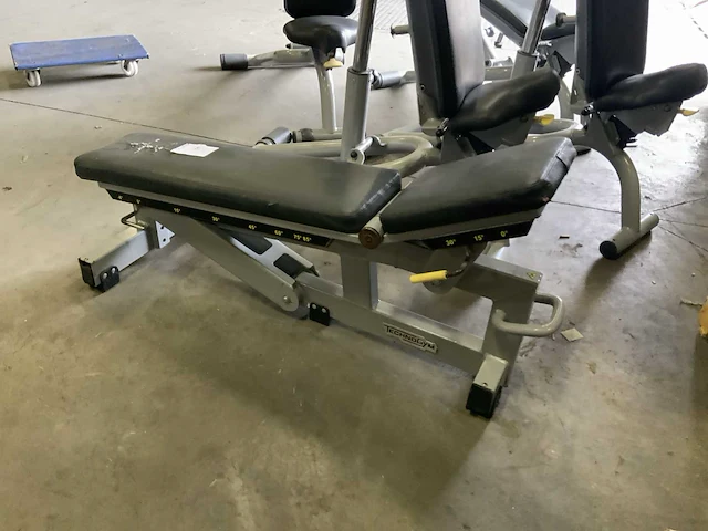 Technogym pure adjustable bench krachtstation - afbeelding 2 van  4