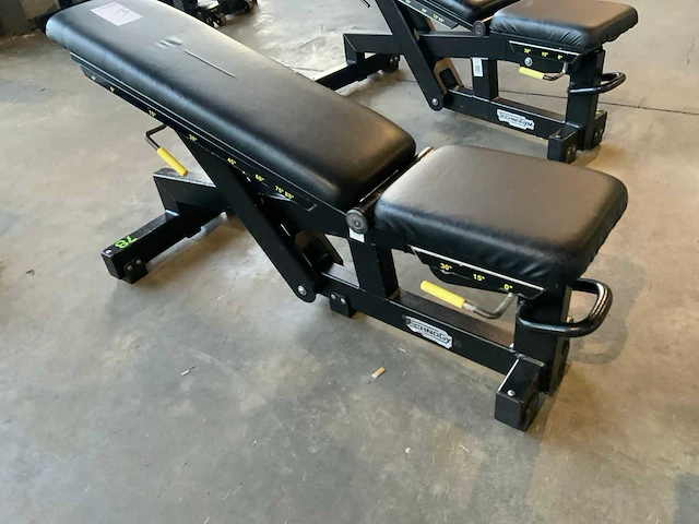 Technogym pure adjustable bench krachtstation - afbeelding 2 van  5