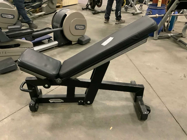 Technogym pure adjustable bench krachtstation - afbeelding 1 van  4