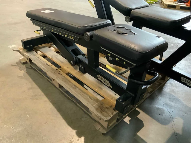 Technogym pure adjustable bench krachtstation - afbeelding 3 van  5