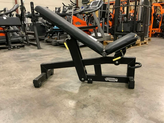 Technogym pure adjustable bench krachtstation - afbeelding 1 van  4