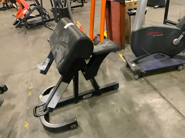 Technogym pure biceps curl bench krachtstation - afbeelding 1 van  3
