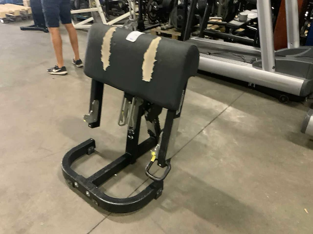 Technogym pure biceps curl bench krachtstation - afbeelding 1 van  4