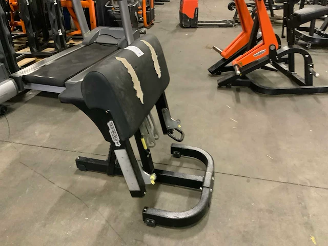 Technogym pure biceps curl bench krachtstation - afbeelding 2 van  4