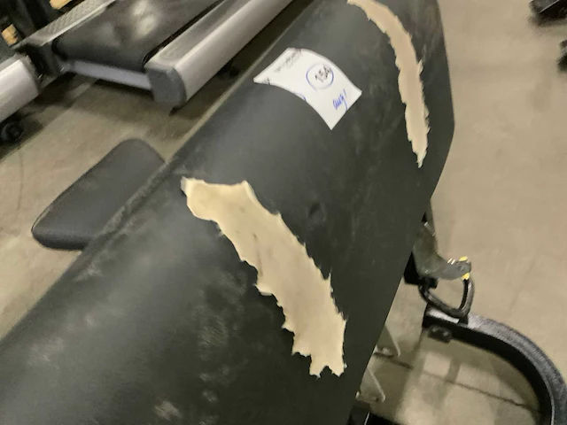 Technogym pure biceps curl bench krachtstation - afbeelding 3 van  4