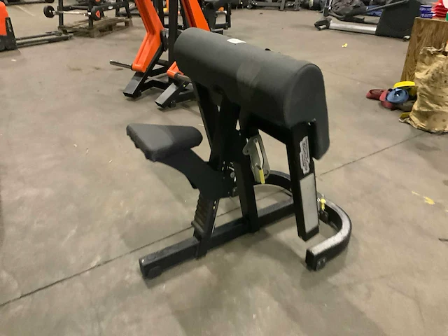Technogym pure biceps curl bench krachtstation - afbeelding 4 van  4