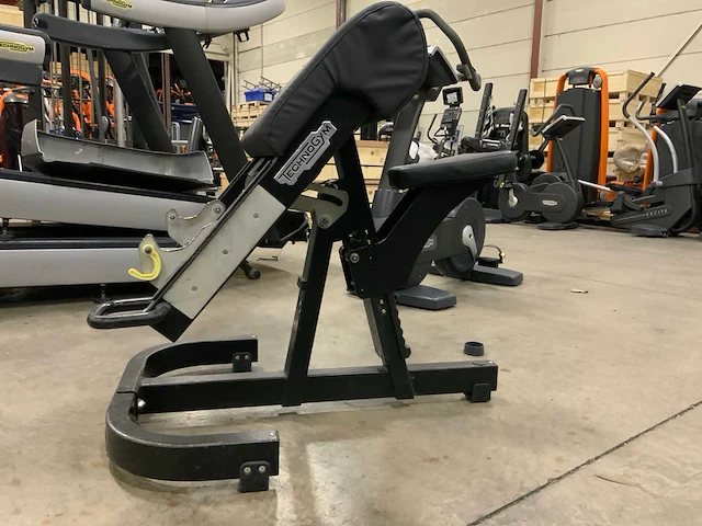 Technogym pure biceps curl bench krachtstation - afbeelding 2 van  6