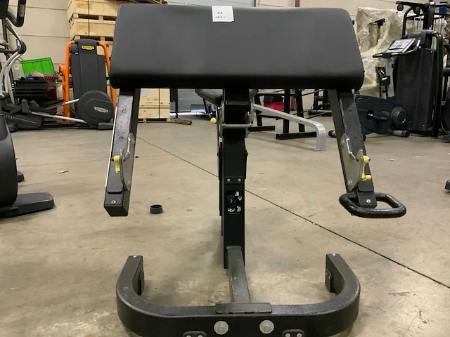 Technogym pure biceps curl bench krachtstation - afbeelding 3 van  6