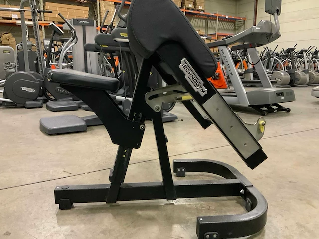 Technogym pure biceps curl bench krachtstation - afbeelding 4 van  6