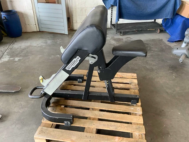 Technogym pure olympische decline bench krachtstation - afbeelding 3 van  5