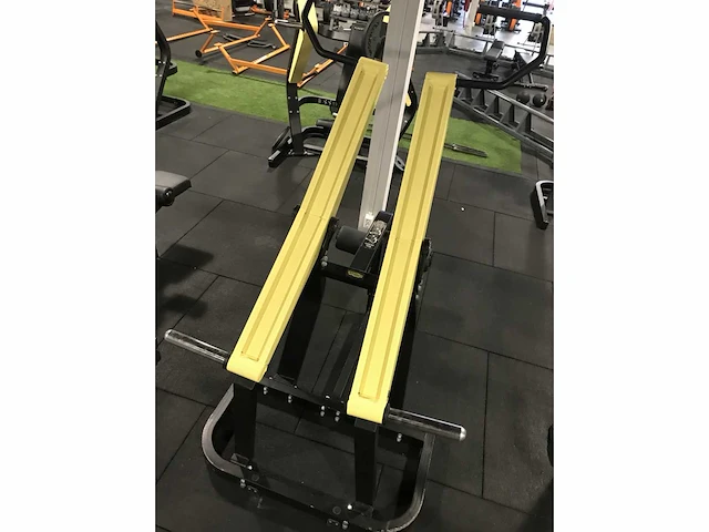 Technogym pure pull down krachtstation - afbeelding 4 van  6