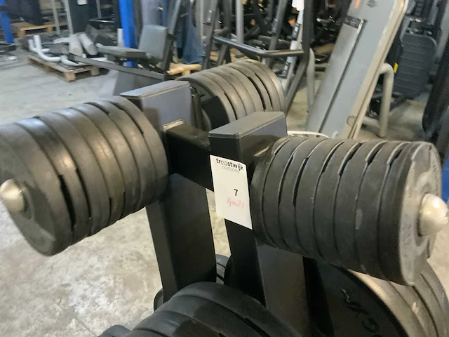 Technogym pure rek met pu schijven 8x1,25;14x2,5;10x5;10x10;8x20kg krachtstation - afbeelding 2 van  7