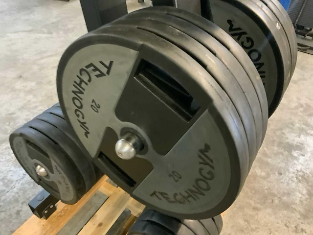 Technogym pure rek met pu schijven 8x1,25;14x2,5;10x5;10x10;8x20kg krachtstation - afbeelding 3 van  7