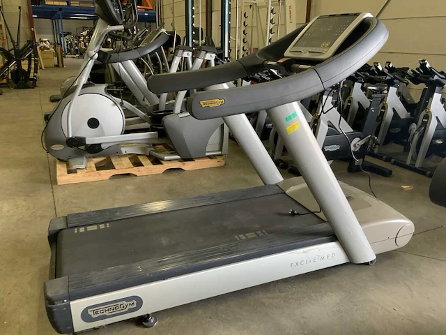 Technogym run classic 700 led loopband - afbeelding 3 van  7