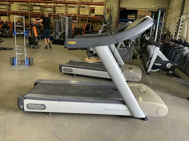 Technogym run classic 700 led loopband - afbeelding 1 van  5