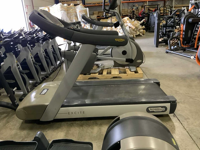 Technogym run classic 700 led loopband - afbeelding 1 van  6