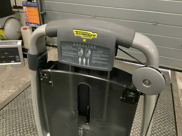 Technogym selection line adductor krachtstation - afbeelding 2 van  6