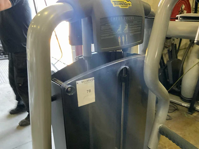 Technogym selection line chest press krachtstation - afbeelding 2 van  4
