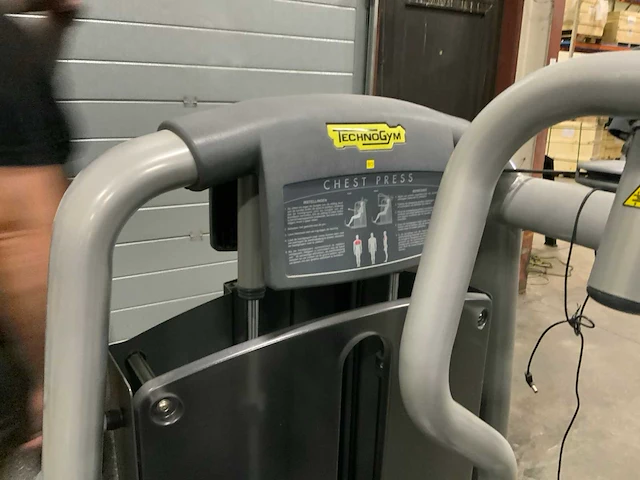 Technogym selection line chestpress krachtstation - afbeelding 2 van  6