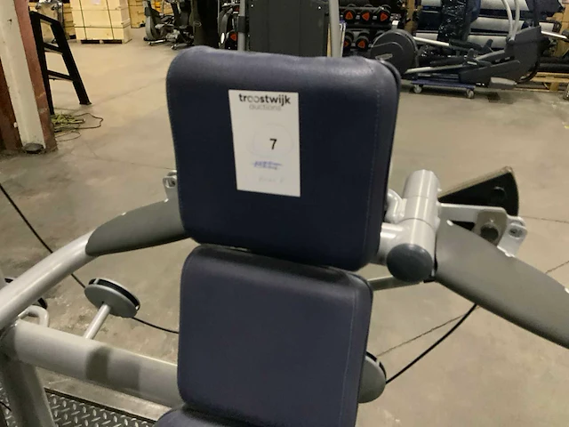 Technogym selection line delts machine krachtstation - afbeelding 2 van  5