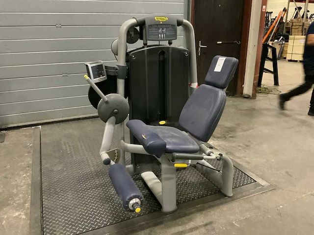 Technogym selection line leg extension krachtstation - afbeelding 2 van  7
