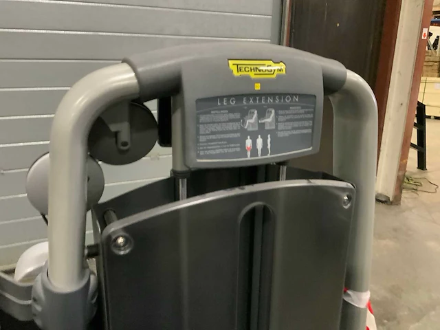 Technogym selection line leg extension krachtstation - afbeelding 3 van  7