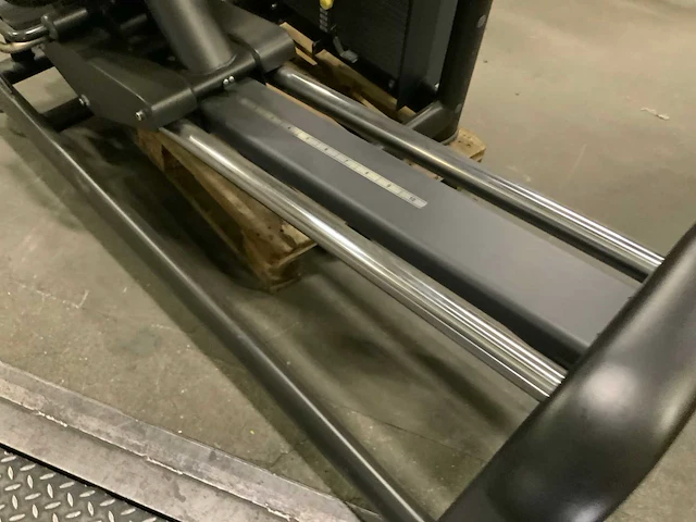 Technogym selection line legpress krachtstation - afbeelding 6 van  7