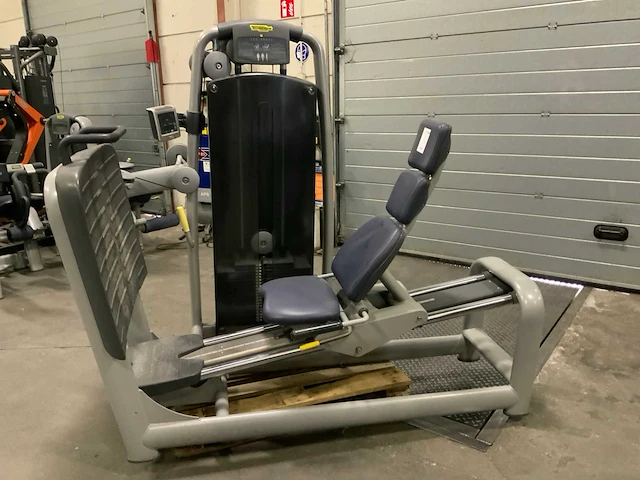Technogym selection line legpress krachtstation - afbeelding 1 van  7