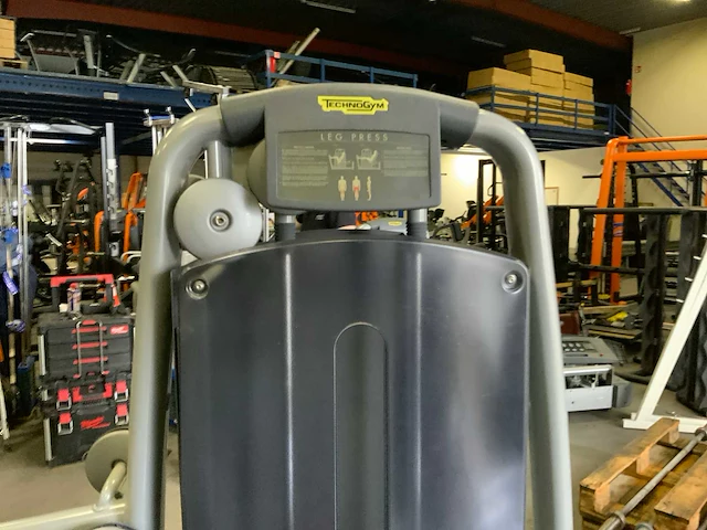 Technogym selection line legpress krachtstation - afbeelding 2 van  6