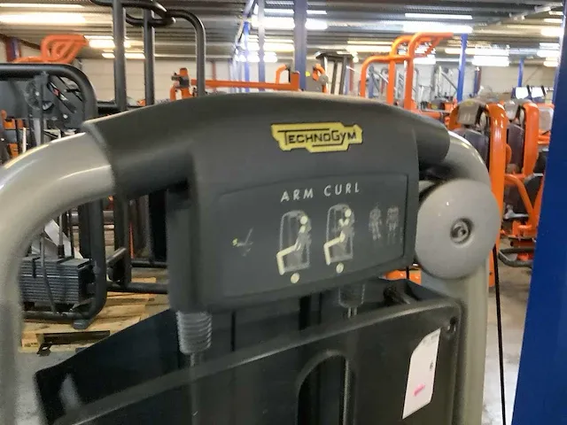 Technogym selectionline armcurl krachtstation - afbeelding 3 van  5