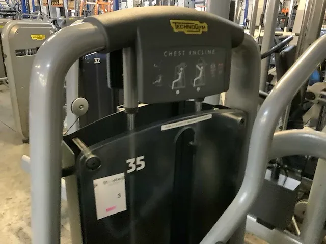Technogym selectionline chest incline krachtstation - afbeelding 3 van  5