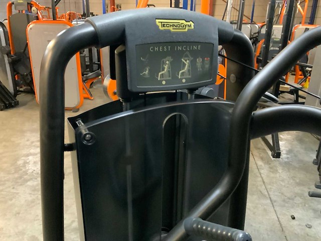 Technogym selectionline chest incline krachtstation - afbeelding 3 van  5