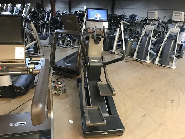 Technogym synchro artis unity crosstrainer crosstrainer - afbeelding 3 van  9