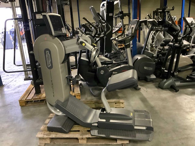 Technogym top excite 70- led crosstrainer - afbeelding 1 van  6