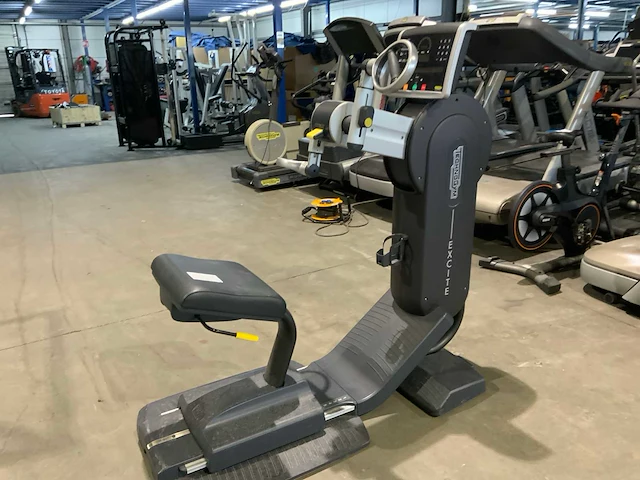 Technogym top excite 700 led crosstrainer - afbeelding 2 van  6