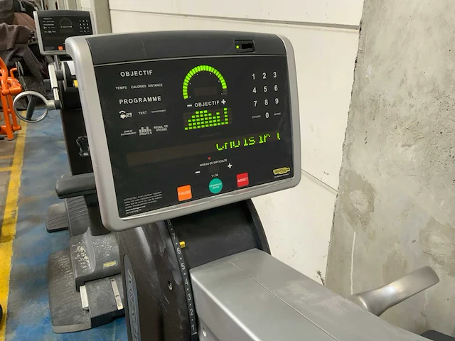Technogym top excite 700 led crosstrainer - afbeelding 3 van  5
