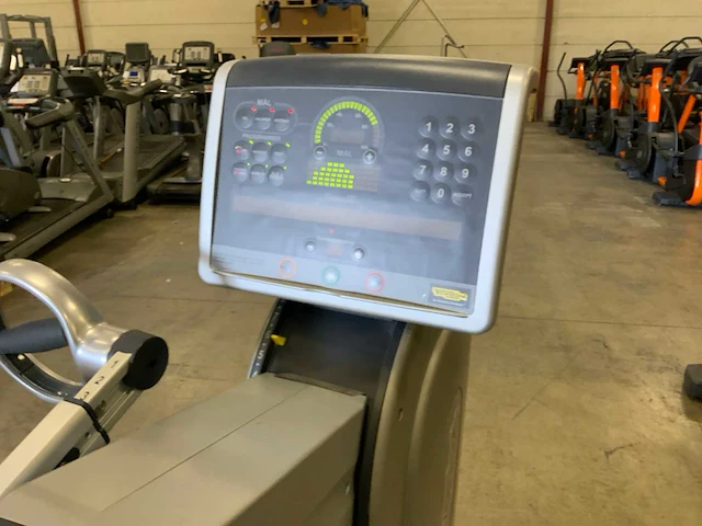 Technogym top excite 700 led crosstrainer - afbeelding 3 van  6