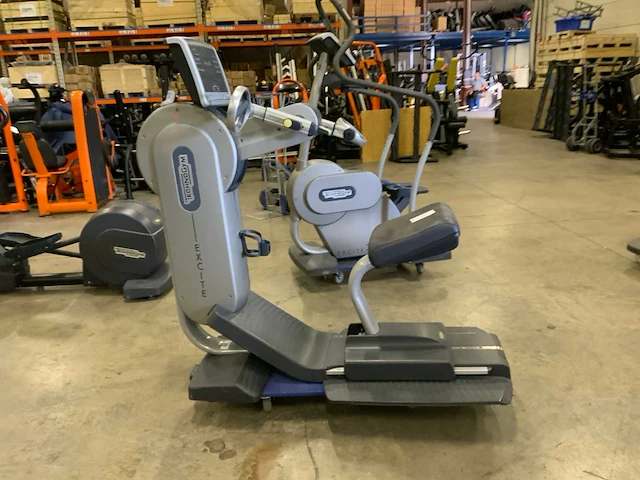 Technogym top excite 700 led crosstrainer - afbeelding 4 van  6