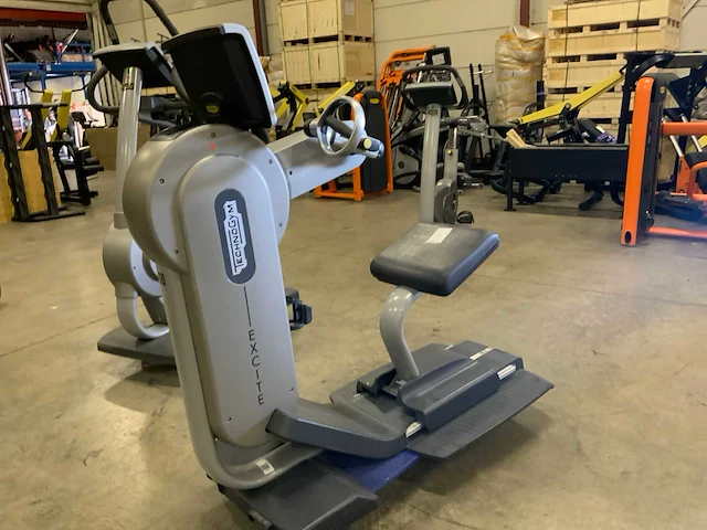 Technogym top excite 700 led crosstrainer - afbeelding 5 van  6