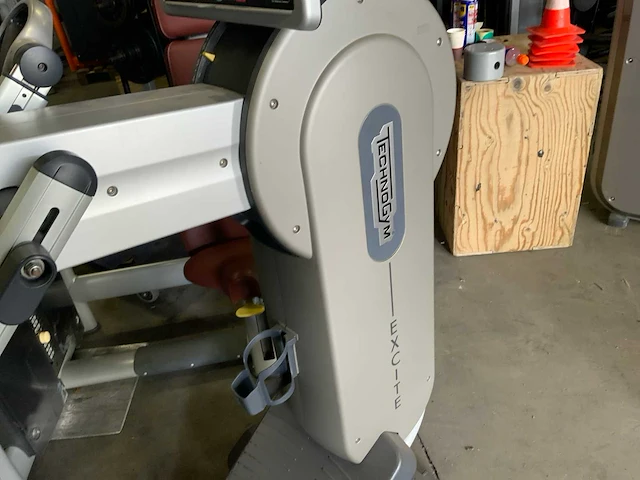 Technogym top excite 700 led crosstrainer - afbeelding 2 van  4