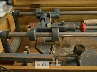 Tegelsnijder in houten kist - afbeelding 2 van  5