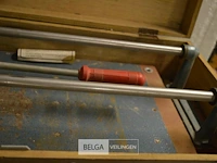Tegelsnijder in houten kist - afbeelding 3 van  5