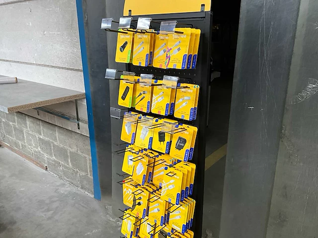 Tekmee display met diverse telefoon accessoires (81x) - afbeelding 3 van  10