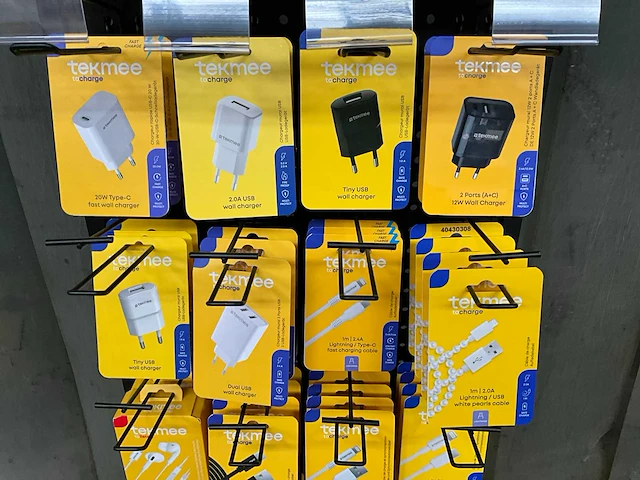 Tekmee display met diverse telefoon accessoires (81x) - afbeelding 6 van  10