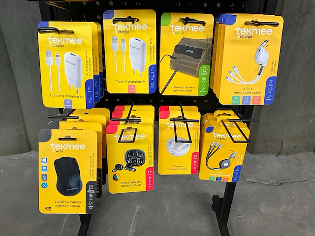 Tekmee display met diverse telefoon accessoires (81x) - afbeelding 8 van  10
