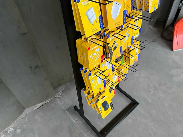 Tekmee display met diverse telefoon accessoires (81x) - afbeelding 9 van  10
