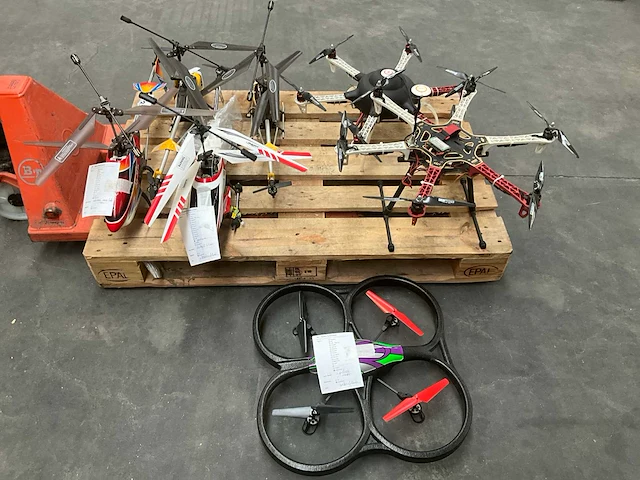 Telegeleide rc- helikopters (5x) en drones (9x) - afbeelding 1 van  26