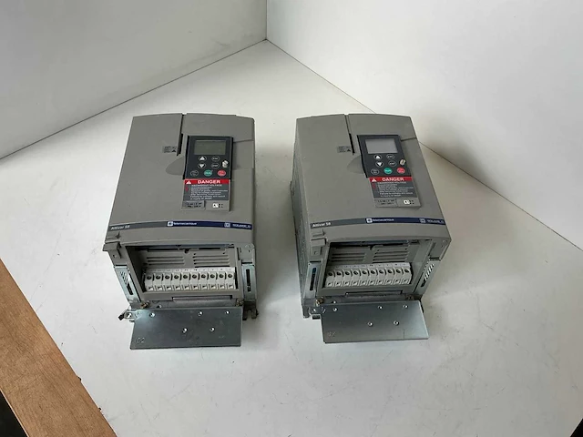 Telemecanique altivar 58 frequentieregelaar (2x) - afbeelding 1 van  5